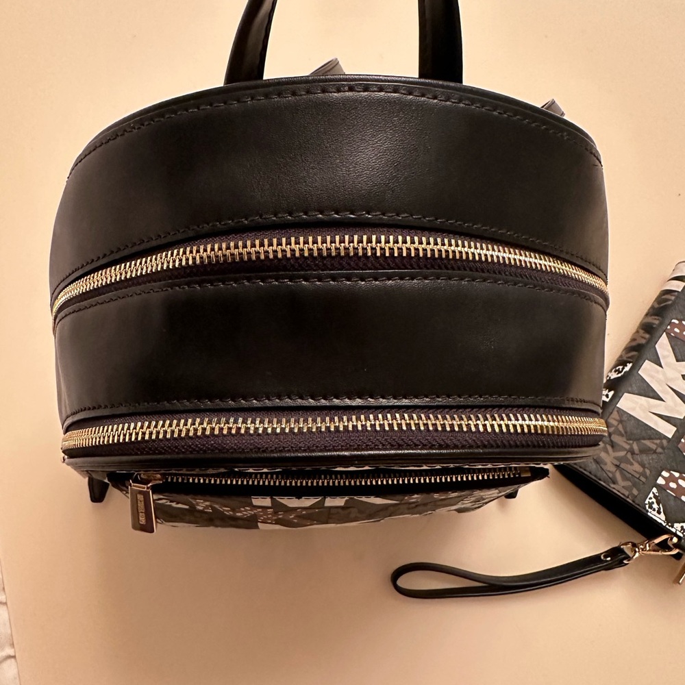 Micheal kors animal mini bag that comes with a wallet. - Picture 4 of 5